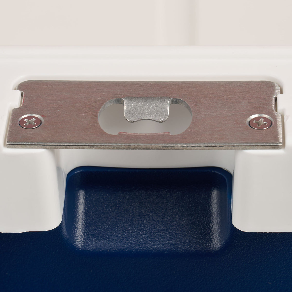 trailmate-75-qt-roller-cooler-m1 00035111-BO.jpg